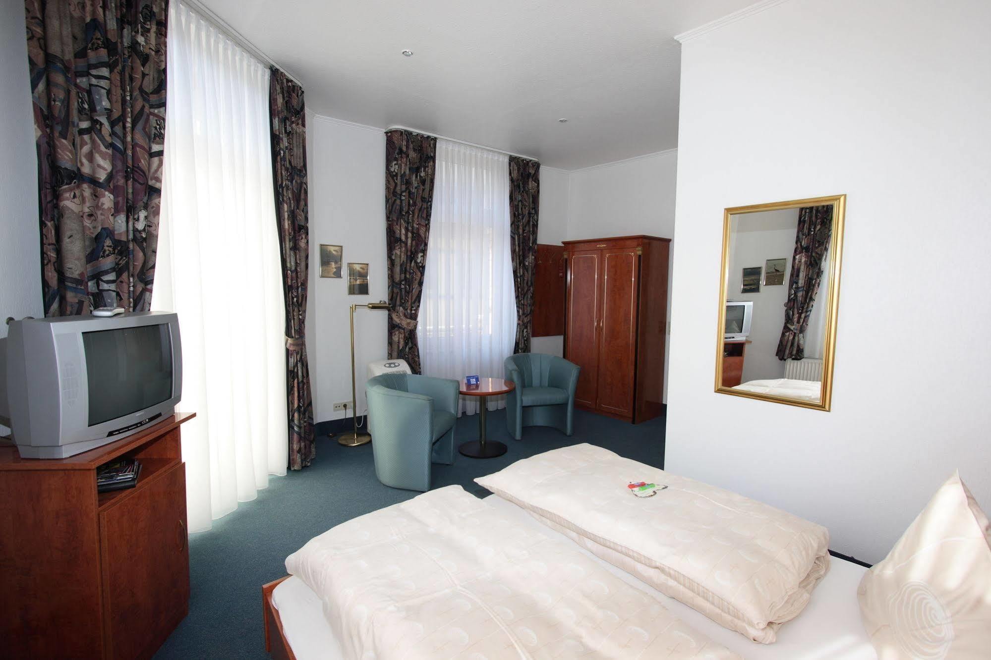Hotel Garni Haus Hindenburg Кёнигсвинтер Экстерьер фото